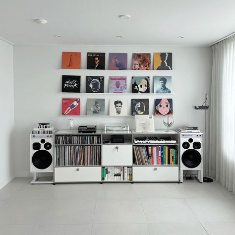 Vinyl Corner Living Room, Vinyl Player Setup, Aura Music, Vinyl Station, Vinyl Setup, Vinyl Cafe, Interior Objects, Music Corner, Spa Interior Design