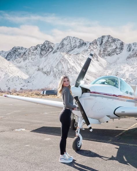 #aviation #pilot #pilotlife #aviationdaily #nevada Female Airline Pilot, Pilot Lifestyle, Pilot Outfit, Pilot Aesthetic, Matt Fraser, Youtube Aesthetic, Future Vision Board, Airline Pilot, Female Pilot