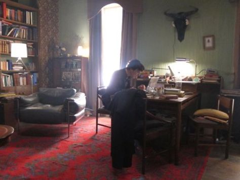 Sherlock Bison Skull Help! Corbusier Chair, Place Rug, Bison Skull, Mrs Hudson, Benedict Cumberbatch Sherlock, 221b Baker Street, Apartment Style, Martin Freeman, Baker Street