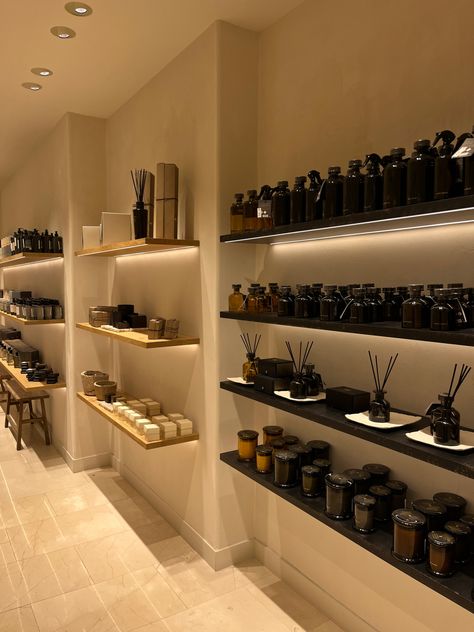 Candle Store Display Ideas, Candle Shop Aesthetic, Candle Store Interior, Candle Shop Display, Candle Store Display, Candle Shelves, Candle Making Shop, Cafe Display, Perfume Display