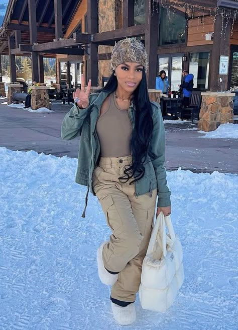 Snow Outfits For Black Women, Cabin Trip Outfit, Snow Outfits For Women, Cabin Outfit, Ski Trip Outfit, Colorado Outfits, Winter Fashion Outfits Casual, Snow Outfit, Bear Outfits