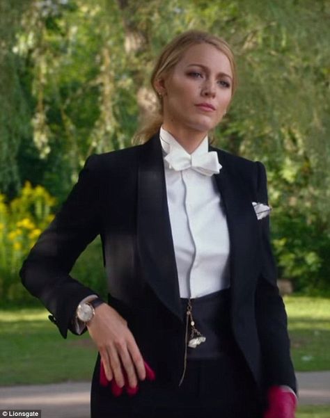 The power of clothes: And while the movie has a star-studded cast, it's the wardrobe dream... Blake Lively Suit, Blake Lively Outfits, A Simple Favor, Simple Favor, Blake Lively Style, Woman In Suit, Tuxedo Women, Costume Designer, Anna Kendrick