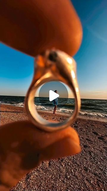 Creative Mobile Photography, Mobile Photography Ideas, Fun Beach Pictures, Creative Beach Pictures, Optical Illusion Photos, Creative Photography Poses, Friends Gif, Video Credits, Photography Pictures