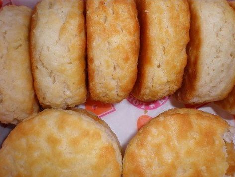 Popeyes Biscuits, Popeyes Biscuit Recipe, Salsa Gravy, Buttermilk Biscuit Recipe, Sour Cream Biscuits, Freeze Pancakes, Buttermilk Biscuit, Buttermilk Biscuits Recipe, Fluffy Light