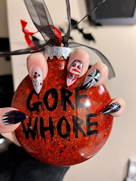 Diy Halloween Christmas Ornaments, Gothic Christmas Ornaments Diy, Diy Halloween Ornaments For Tree, Halloween Ornaments Diy Ideas, Spooky Christmas Aesthetic, Creepmas Decorations, Goth Ornaments, Gothic Christmas Ornaments, Horror Ornaments