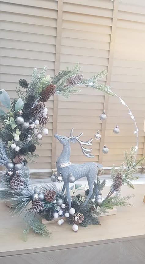 Christmas Hoop Table Centerpiece, Hoop Christmas Centerpiece, Christmas Hoop Centerpiece, Hoop Centerpiece Christmas, Christmas Hoop Wreath Diy, Christmas Hoop Decoration, Easy Christmas Table Centerpieces, Christmas Ring Decoration, Hoop Wreath Christmas