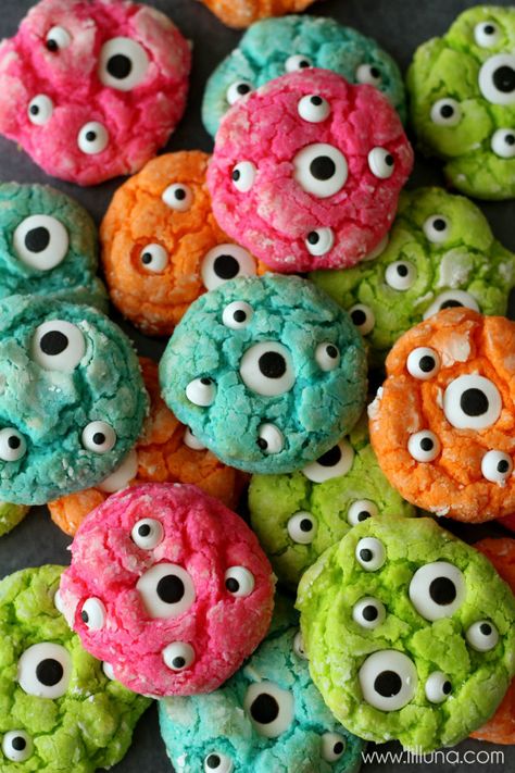 #4 – Googly Eye Monster Cookies  Do you ever feel like you’re being watched? Perhaps its these cookies staring back at you! These googly-eyed monster cookies from Lil’ Luna are a ghoulish creation straight out of spooksville! The kids will no doubt adore these cute cookie creations, and so will mom and dad! Snack Halloween, Biscuits Halloween, Halloween Torte, Pasteles Halloween, Monster Cookies Recipe, Dessert Halloween, Dulces Halloween, Halloween Fruit, Halloween Fest