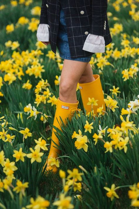 upstate weekend with hunter Yellow Hunter Boots, Yellow Wellies, Cute Rain Boots, All Work And No Play, Young Queen Elizabeth, This Time Tomorrow, Hunter Wellies, Hunter Outfit, Coat Street Style