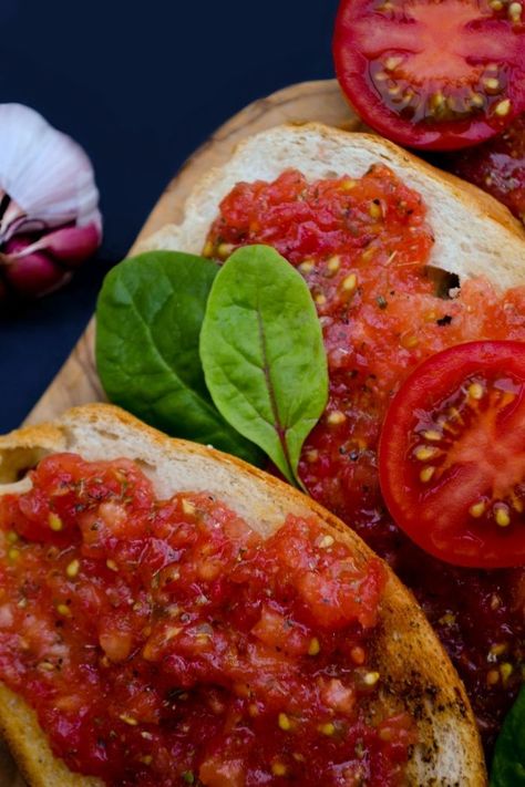 Pa Amb Tomaquet - Traditional Catalan Tomato Tapa Recipe. If you've spent any time in Barcelona, you've probably tried this Spanish tapas. In Spain they call it pan con tomate. It's really tasty and suitable for vegan and dairy-free diets. Spanish Meals, Catalan Recipes, Spanish Cooking, Spanish Rice Easy, Spanish Table, Spanish Foods, Vegan Breakfasts, Tummy Yummy, Meat Free Monday