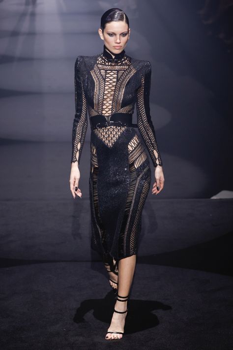 Julien Macdonald, Fashion Design Portfolio, Alt Fashion, Casual Clothes, Fall 2023, Design Portfolio, Portfolio Design, Runway Fashion, Fashion News