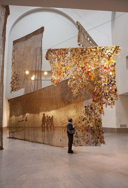 Installation by Ghanaian artist El Anatsui (b.1944) at the Brooklyn Museum (2013) | via Garrett Ziegler El Anatsui, Afrique Art, Brooklyn Museum, Soyut Sanat Tabloları, Wow Art, Sculpture Installation, Land Art, Gustav Klimt, Public Art