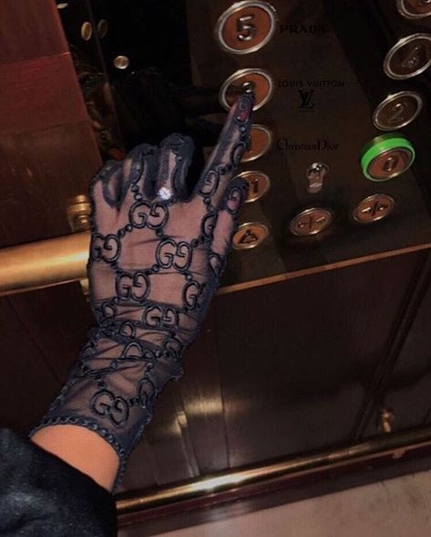 Tulle Gloves, Lace Gloves, Classy Aesthetic, Evening Outfits, Rich Girl, Mode Vintage, Instagram Foto, Looks Vintage, Maquillaje De Ojos