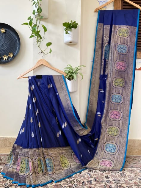 Saree Display Stand, Saree Draping On Mannequin, Saree Product Photography, Saree Display Ideas, Saree Shoot Ideas, Saree Photoshoot Ideas, Saree Product Shoot, Thrift Business, Saree Display