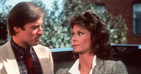 Who still remembers "Amanda King" and "Lee Stetson"?! We've caught up with the great cast of 'Scarecrow and Mrs. King' and show you what they look like today! Kate Jackson Today, Scarecrow And Mrs King, Amanda King, Bruce Boxleitner, Kate Jackson, Charlie’s Angels, Babylon 5, Bates Motel, Popular Shows