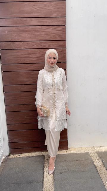 Style Kondangan Hijab, Kebaya Simple, Mix And Match Outfits Hijab, Blouses Pattern, Dress Brokat Modern, Bella Square, Cotton Hijab, Kebaya Modern Dress, Kebaya Brokat