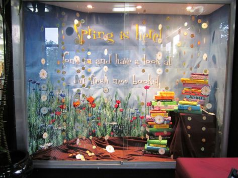 Library Displays: Spring is here: come and have a look at our fresh new books! Spring Library, Garden Theme Classroom, School Library Book Displays, Garden Center Displays, Valentine Backdrop, School Library Displays, Library Themes, Library Book Displays, Library Inspiration