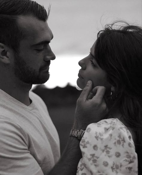 Couple Engagement Pictures, Ho Oponopono, Couple Photoshoot Poses, Relationship Goals Pictures, Wedding Engagement Photos, Engagement Photo Inspiration, Cinematic Photography, Photo Couple, Couple Photography Poses