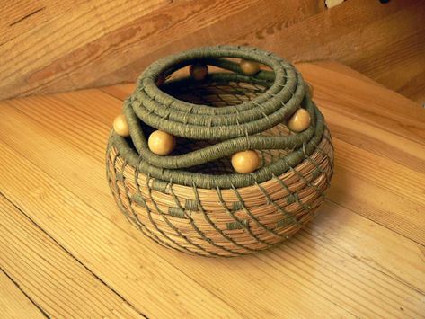 Pine Needle Baskets Ideas, Pine Straw Baskets, Pineneedle Baskets, Come Intrecciare, Beaded Basket, Paper Basket Weaving, Pine Needle Crafts, Contemporary Baskets, Basket Weaving Diy