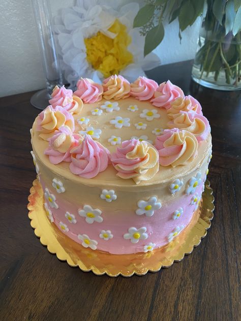 Pink And Yellow Cake, Daisy Birthday Cake, Ombré Cake, 1st Bday Cake, Daisy Cakes, Candy Cakes, Summer Cakes, Simple Birthday Cake, Pretty Birthday Cakes