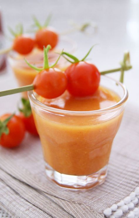 party soup shooters Spring Party Appetizers, Chilled Soup Recipes, Soup Shots, Summer Soup Recipes, Dinner Party Starters, Cold Soup Recipes, Gazpacho Soup, Gazpacho Recipe, Chilled Soup