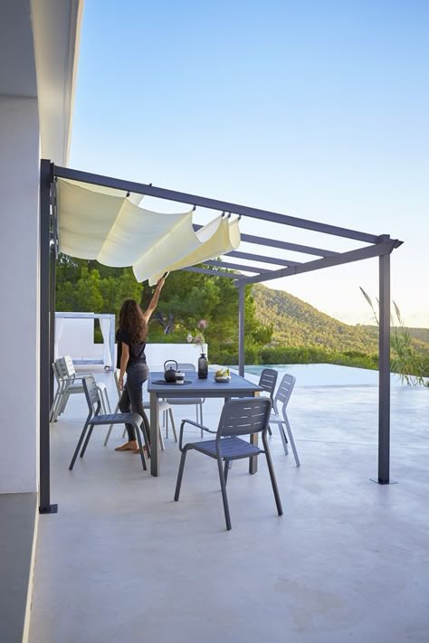 Shade sail awnings and canopies are a great solution to create shade over a patio, porch, balcony. DIY your own shade sail awning with these ideas & videos Deck Roof Ideas, Ombra Pergola, Deck Roof, Roof Ideas, Patio Pergola, Pergola Attached To House, Covered Deck, Pergola Design, Paint Modern