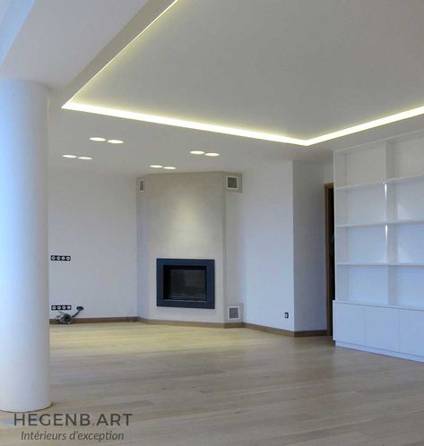 plafond lumineux led couleur chaude polycarbonate encastré design interieur luxe moderne menuiserie agencement Hegenbart Pvc Ceiling Design, Interior Ceiling Design, Hall Lighting, Farmhouse Style House Plans, Modern Stairs, False Ceiling Design, False Ceiling, Farmhouse Style House, Big Houses