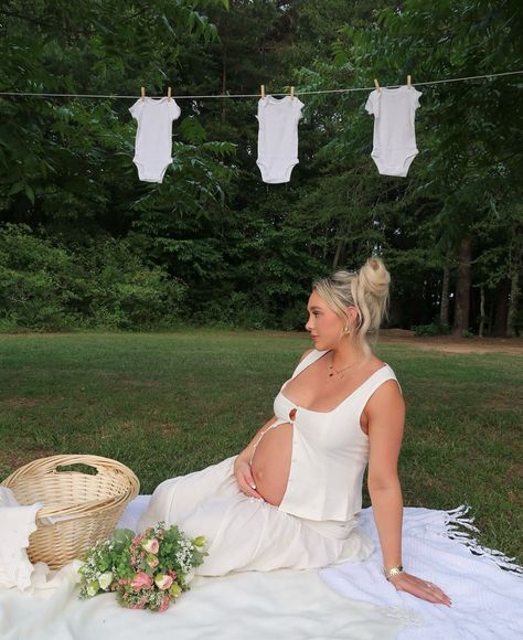 Pregnant Picnic Photoshoot, Hawaii Pregnancy Outfits, Two Piece Maternity Outfit Photoshoot, Maternity Picnic Photoshoot, Wildflower Maternity Shoot, Whimsical Maternity Shoot, Picnic Maternity Photoshoot, Baby Reveal Photos, Motherhood Photoshoot