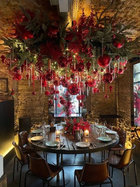 Restaurant Xmas Decorations, Unique Christmas Tablescapes, Christmas Decoration For Restaurant, Red Christmas Table Decorations, Epic Christmas Decorations, Christmas Ceiling Decor Ideas, Fancy Christmas Decor, Decorated Chandelier For Christmas, Moody Christmas Decor Ideas