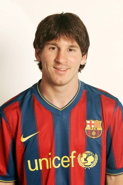 Messi Hairstyle, L Messi, Young Messi, Messi Barcelona, Ronaldo Pictures, Lionel Messi Barcelona, Lionel Andrés Messi, Retro Football Shirts, Soccer Tips