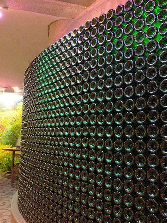 Wine Bottle Fence, Wine Bottle Wall, Bottle House, Earthship Home, Empty Wine Bottles, Recycled Glass Bottles, Wine Bottle Art, Bottle Wall, Wine Wall