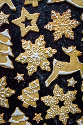 Iced Christmas Tree, Gingerbread Icing, Biscuit Decoration, Cookies For Christmas, Orange And Cinnamon, Gingerbread Cookies Decorated, Butter Biscuits, Reindeer Christmas Tree, Christmas Biscuits