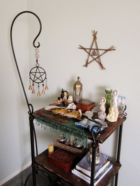 Witchcraft Table Setup, Small Room Altar, Small Wiccan Altar, Altar Ideas Small Space, Small Witch Altar Ideas, Diy Altar Table, Small Witch Altar, Small Alter Ideas, Small Altar Ideas Witch