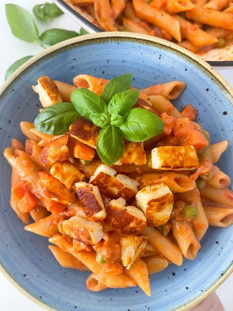 Crispy Halloumi, Uni Recipes, Halloumi Recipes, Halloumi Pasta, Pasta Bolognese Recipe, Pasta Recipes For Kids, Witch Grimoire, Spaghetti Carbonara Recipe, Favorite Pasta Recipes