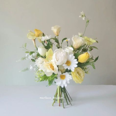 Wedding Idears • Instagram Pale Yellow Bridal Bouquet, White Yellow Bouquet, Yellow Bouquet Wedding, Yellow Flowers Wedding, White And Yellow Bridal Bouquet, Citrus Wedding Flowers, Elegant Whimsical Wedding, Yellow And White Bouquet, White And Yellow Flower Arrangements