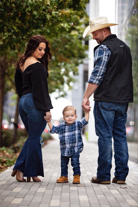 Family Cowboy Photoshoot, Cowboy Family, Country Pics, Family Christmas Photos, Baby Boy Themes, Cowboy Pictures, Denim Baby, Baby Boy Photography, Baby L