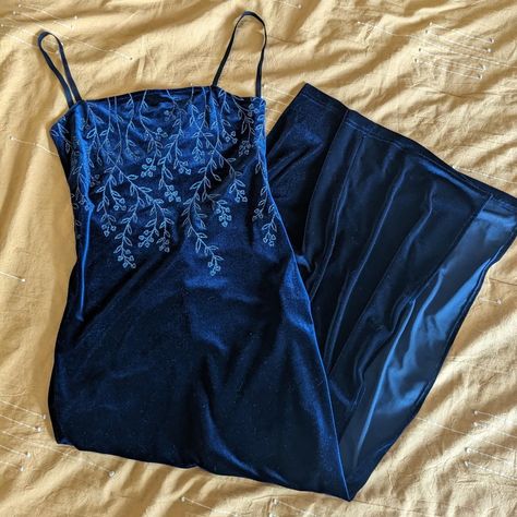 Hope Sandoval Style, Hope Sandoval, Navy Blue Velvet Dress, Vintage Prom Dress, Visual Archive, Fancy Clothes, Velvet Prom Dress, Velvet Dresses, Vintage Prom