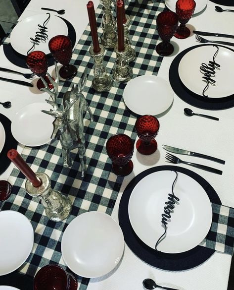 Black White And Red Christmas Decor Table Settings, Black White And Red Christmas, December Decorations, Christmas Tablesetting, White And Red Christmas, Thanksgiving Dinner Decor, Buffalo Christmas, Christmas Tables, Xmas Table