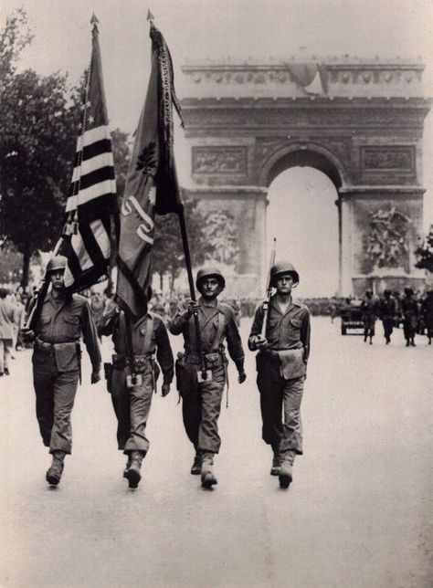 Liberation Of Paris, Victory Parade, Greatest Generation, Classic Photography, Historia Universal, History Nerd, Paris Chic, Historical Moments, Paris Photo