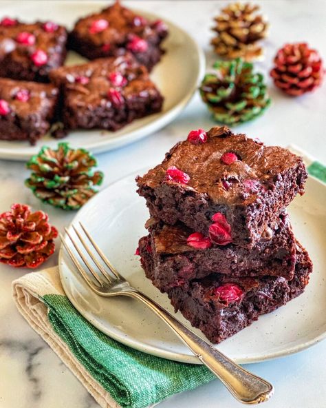 Dark Chocolate Cranberry Brownies – Michellesipsandsavors Cranberry Chocolate Cake, Cranberry Brownies, Chocolate Brownies Recipe, Desserts With Chocolate Chips, White Chocolate Brownies, Gluten Desserts, Flourless Brownies, Brownies From Scratch, Chocolate Cranberry