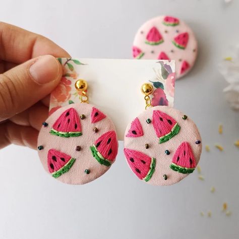 Embroidered Watermelon Earrings 🍉 ✨100% Handmade ✨ Available in StarryNeedleWork Etsy shop ✨ Worldwide Shipping ✈️ ✨Dm for order #embroideredwatermelon #embroideredearrings #watermelonearrings #summeroutfits #summeraccessories #embroideredfruits Hand Embroidery Earrings, Watermelon Earrings, Embroidered Earrings, Embroidery Earrings, Earrings Diy Handmade, Hand Embroidered Jewelry, Diy Fabric Jewellery, Boho Crafts Diy, Quilled Jewellery