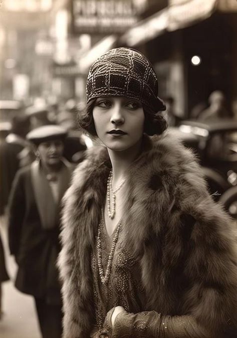 America in the 1920s | A young lady photographed in New York City, 1925. | Facebook 1925 Fashion, Great Gatsby Outfit, 1920s Aesthetic, 1920s Halloween, 1920s Photos, 1920s Women, 1920s Outfits, 1920 Fashion, 20s Fashion