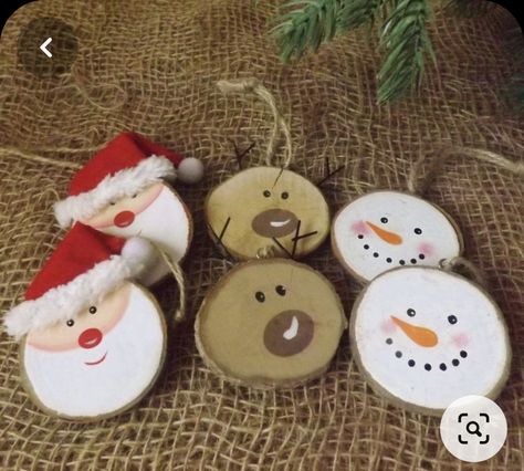 Log Slice, Wooden Christmas Decorations, Wooden Log, Snowman Tree, Christmas Wood Crafts, Wood Christmas Ornaments, Wooden Christmas Ornaments, Easy Christmas Crafts, Handmade Christmas Decorations