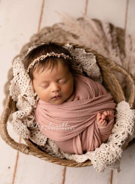 Newborn Photos Girly, Baby Girl Newborn Photoshooting, Newborn Babygirl Photoshoot, Newborn Girl Baby Shoot, Newborn Baby Girl Photoshooting, Boho Newborn Photos, Wildflower Newborn Photos, Pink Newborn Photography, Valentine Newborn Pictures