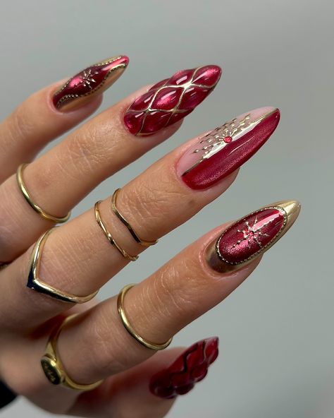 gold snowflakes and red velvet Handpainted using @stellar_gel HF hard structure gel pink cashmere Cathedral ruby mixed with silver bells cat-eye @amazon chrome @sissiofficial_ Easy-squeezy Ring finger and thumb inspired by @heygreatnails ✨ #nails #nailsofinstagram #nailsonfleek #nails💅 #nails2inspire #nailswag #nailstyle #nailsnailsnails #showyourclawssss #nailart #naildesigns #nailsoftheday #naildesign #nailthegram #nailinspo #thenailconnectionxo #nailsmagazine #nailitmag #scratch... Red And Silver Nails, Harry Potter Nails, Gold Snowflake, Silver Bells, Nails Magazine, Nails On Fleek, Ring Finger, Swag Nails, Nail Inspo