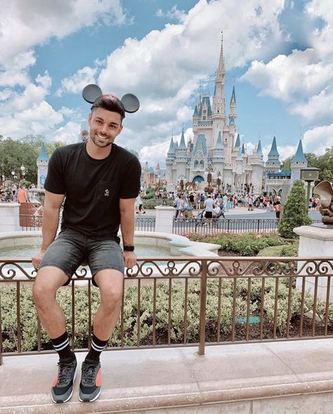 Guys Disney Outfits, Men Disneyland Outfit, Disney Inspired Outfits For Men, Disney World Outfits Men, Men’s Outfits Disney, Men’s Disney Outfit, Disneyland Outfits Men, Men Disney Outfits, Disney World Outfits Fall