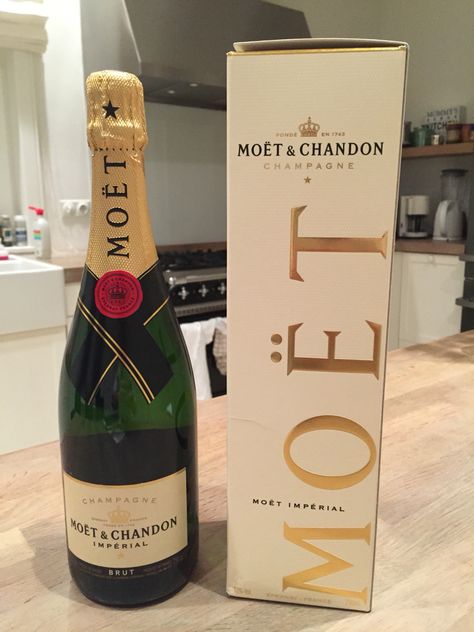 Time for some Bubbles... www.JuergenSchreiter.com | #bubbles #moetchandon #moëtchandon #moët #champagne #champagner #luxurylife #luxurylifestyle #brandambassador #visionary #schreiter #sommelier #365happydays Moët & Chandon Aesthetic, Moet Champagne Aesthetic, Rich Core, Champagne Lifestyle, Expensive Champagne, Moet Champagne, Champagne Moet, Wine Bottle Label Design, Moet Chandon Champagne