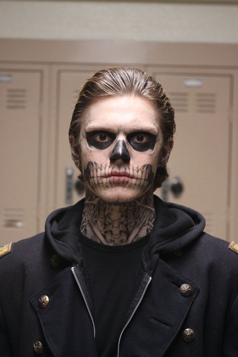 Evan Peters as Tate Langdon. Skull paint Maquillage Halloween Zombie, Halloween Makeup Skull, American Horror Stories, Halloweenský Makeup, Horror Make-up, Tate Langdon, Skeleton Makeup, Men Halloween, Horror Makeup