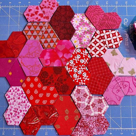 Epp Heart Pattern, Epp Hearts, Witches Bedroom, Epp Quilt Patterns, Epp Quilt, Paper Quilts, Hexie Quilts Patterns, Hexagon Quilt Pattern, Felt Plush