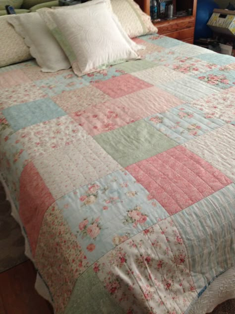 Quilt Patterns Aesthetic, Cute Quilts Aesthetic, Quilt Aesthetic Bedroom, Pink Quilt Bedding, Quilt Aesthetic, Patchwork Aesthetic, Patch Work Quilt, Patchwork Bedspread, Pink Quilt