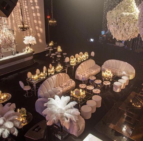 Kris Jenner's Great Gatsby themed 60th birthday party Harlem Nights Party, Gatsby Birthday Party, Gatsby Gala, Great Gatsby Themed Wedding, Jeff Leatham, Birthday Party Table Decorations, Gatsby Wedding Theme, Harlem Nights, Great Gatsby Theme